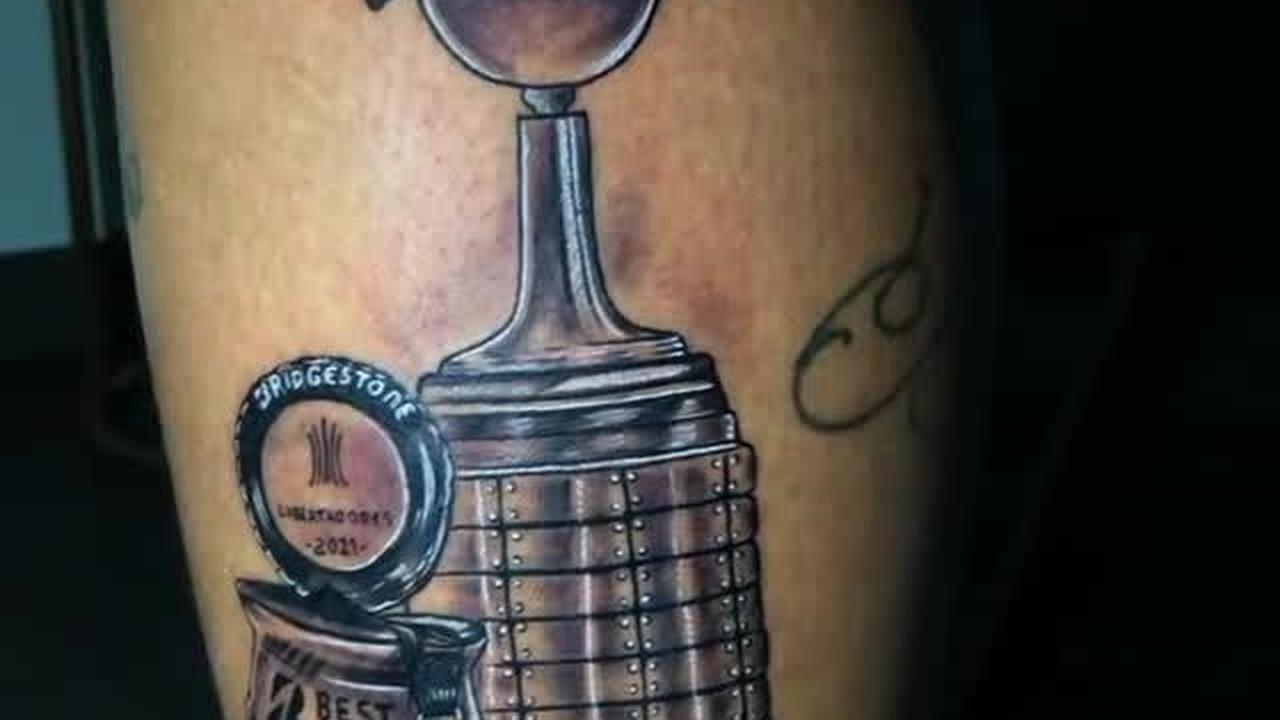 Deyverson tatua taça da Libertadores após ser herói do título do Palmeiras