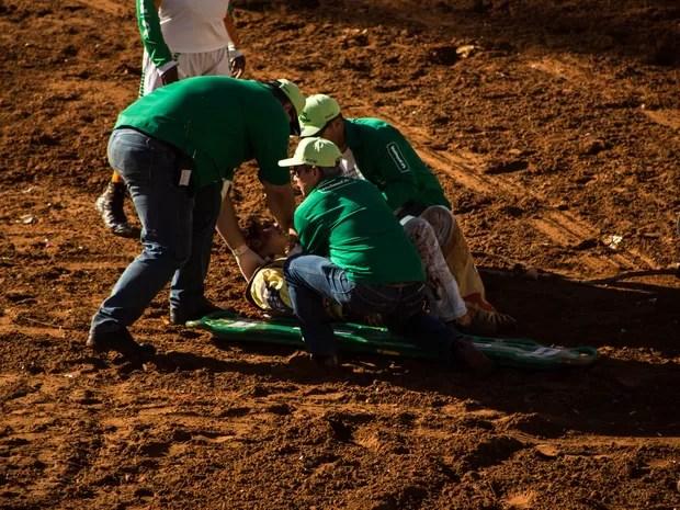 Peão recebe atendimento médico na Arena de Barretos (Foto: Mateus Rigola/G1)