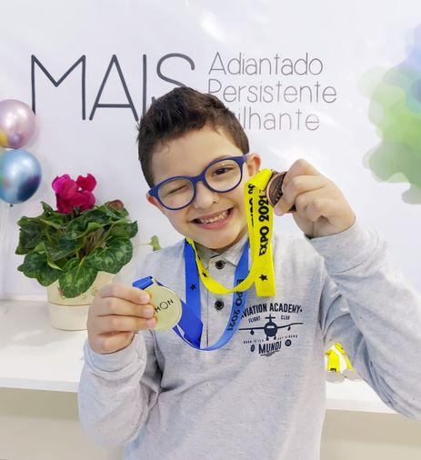 Após tratamento, Matheus conquistou medalhas em português e matemática