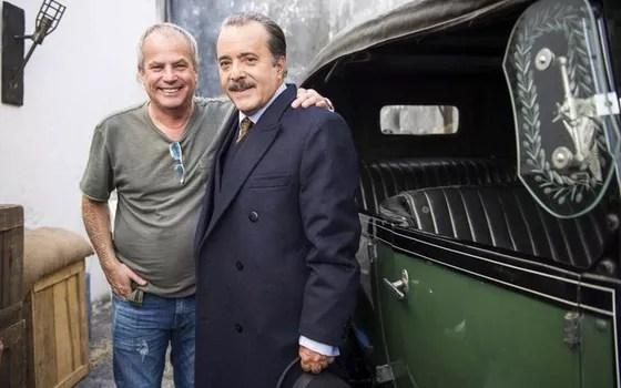 O diretor Jayme Monjardim e o ator Tony Ramos posam em bastidores das primeiras cenas da nova trama (Foto: Divulgação/ Rede Globo)