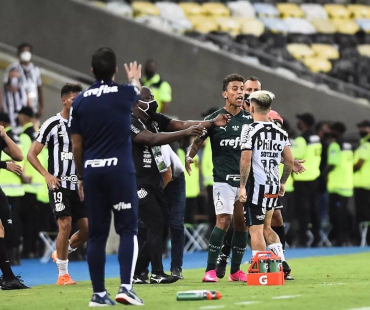 Marcos Rocha em confronto contra o Santos, na final da Libertadores — Foto: André Durão