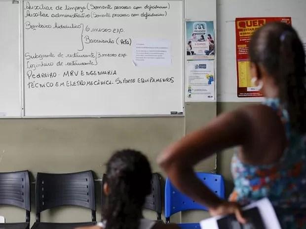 Mulheres sem emprego observam quadro com vagas de trabalho em Itaboraí (RJ). (Foto: REUTERS/Ricardo Moraes)