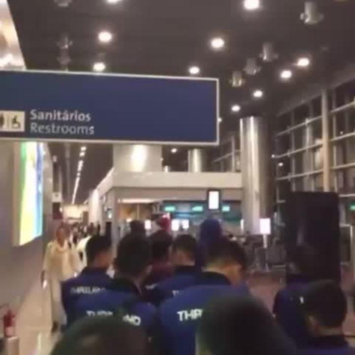 Aeroporto fechado em Buenos Aires deixa meninos tailandeses da caverna presos em São Paulo