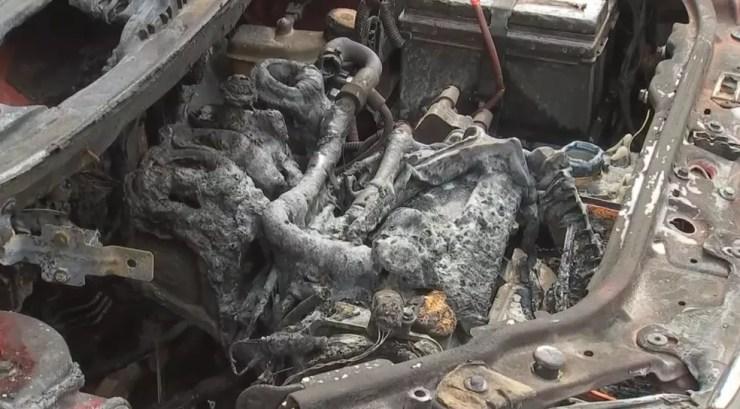 Motor do carro ficou destruído com o incêndio (Foto: Reprodução/TV TEM)