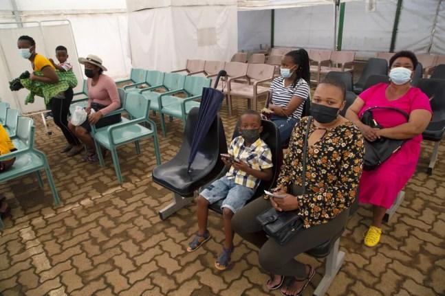Pessoas aguardam para tomar vacina contra a Covid-19 em Soweto, na África do Sul — Foto: Denis Farrell/AP