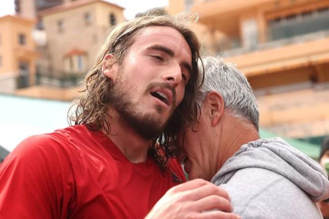 Tsitsipas abraça seu pai e treinador após conquistar o título — Foto: Alexander Hassenstein / Getty Images