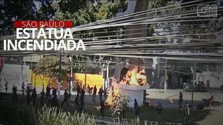 VÍDEO: Veja o momento em que grupo põe fogo em estátua de Borba Gato, em SP