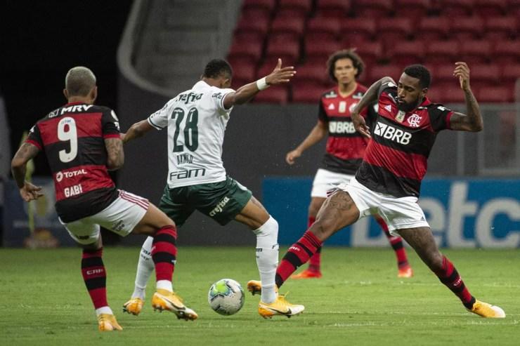 Jogadores do Palmeiras sofreram com a marcação dos flamenguistas — Foto: Alexandre Vidal / Flamengo