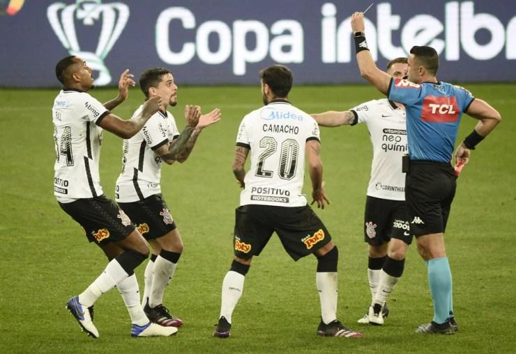 Fagner expulso em Corinthians x Atlético-GO — Foto: Marcos Ribolli