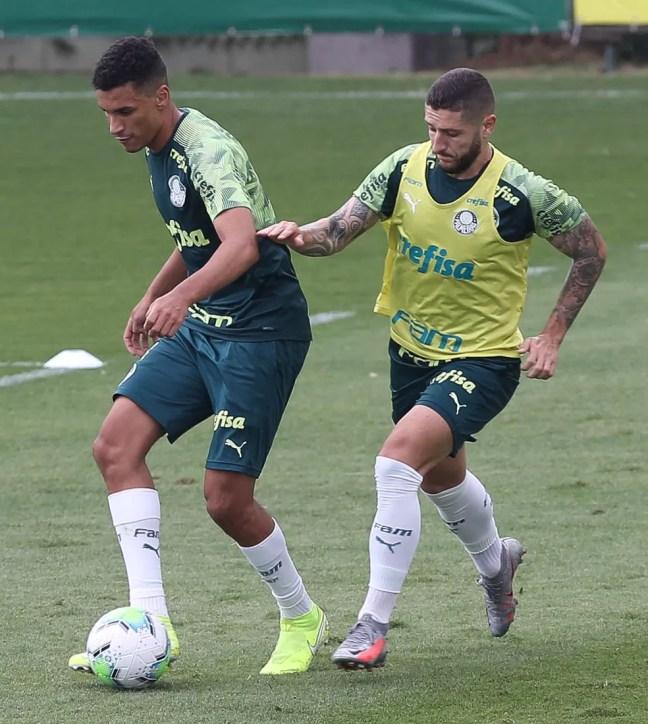 Henri disputa jogada com Zé Rafael, na Academia do Palmeiras, em agosto do ano passado — Foto: Cesar Greco / Ag. Palmeiras