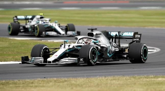 Hamilton à frente de Bottas durante o GP da Inglaterra em 2019 — Foto: Getty Images