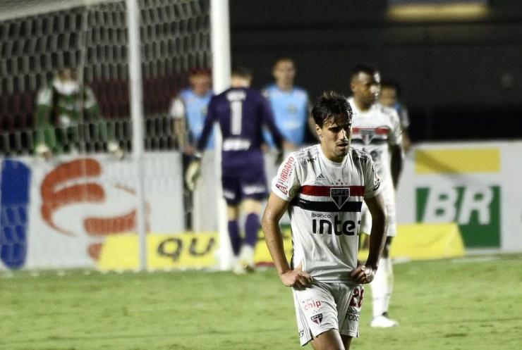 Jogadores do São Paulo lamentam empate com Coritiba — Foto: Marcos Ribolli