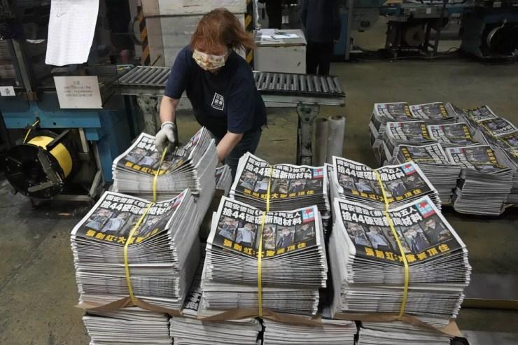 Trabalhador embala exemplares do 'Apple Daily', jornal que defendia a democracia em Hong Kong, em 18 de junho de 2021. Tabloide encerrou suas atividades em meio à pressão da China. — Foto: Kin Cheung/AP
