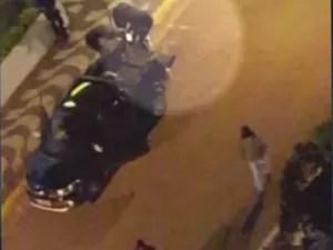 Assaltantes arrastam cofre até carro em mega-assalto em Capivari (Foto: Reprodução/EPTV)