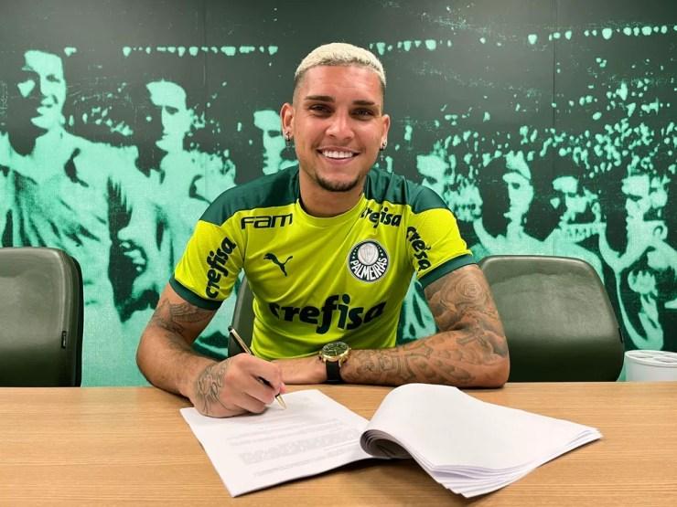 Rafael Navarro assina contrato com o Palmeiras — Foto: Klaudia Kalinin/Palmeiras