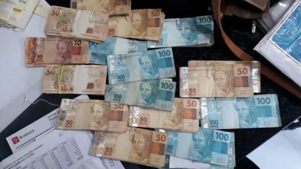 Dinheiro e cheques apreendidos pela PF na prefeitura e na casa da tesoureira (Foto: Divulgação/Polícia Federal)