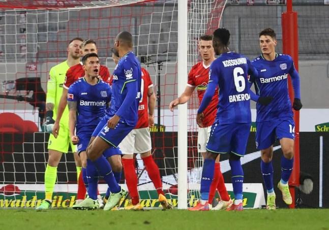 O chileno Aranguiz comemora o gol do Bayer Leverkusen  — Foto: Reuters