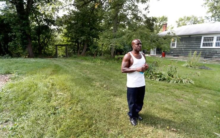 Bobby Hines no quintal da casa de sua irmã em Detroit, no dia 12 de setembro (Foto: AP Photo/Paul Sancya)
