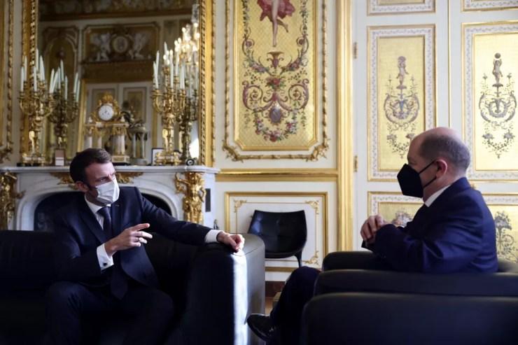 Emmanuel Macron (esq.) e Olaf Scholz (dir.) no Palácio do Eliseu em Paris, em 10 de dezembro de 2021 — Foto: Sarah Meyssonnier/Reuters/Pool