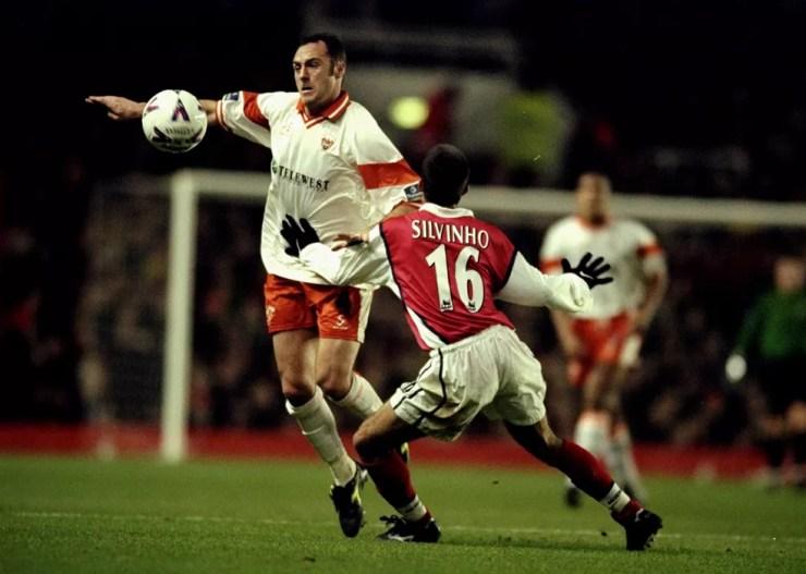 Sylvinho em 1999, pelo Arsenal, ainda como Silvinho na camisa — Foto: Getty Images
