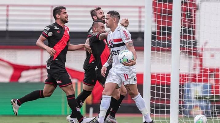 Jogadores do Atlético-GO comemoram gol contra o São Paulo