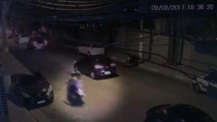 Câmeras de segurança registram suspeitos fugindo de moto após crime (Foto: Reprodução/TV Globo)