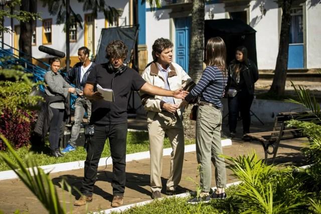 Pedro Vasconcelos, diretor artístico de 'Espelho da Vida', ensaia cena com os atores Felipe Camargo e Vitória Strada (Foto: João Miguel Junior/Globo )