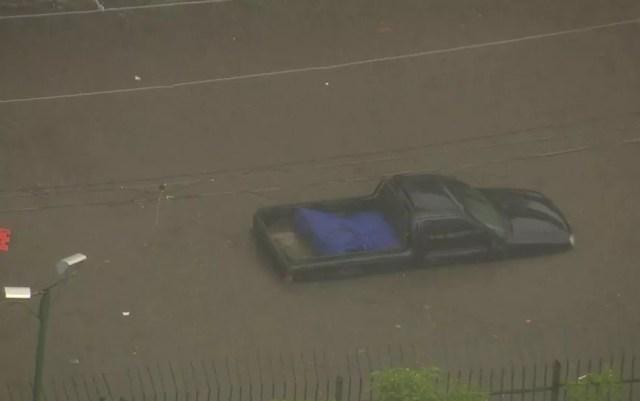 Carro fica praticamente submerso durante alagamento na Zona Leste  — Foto: Reprodução/TV Globo