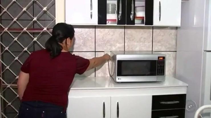 Sandra desliga todos os aparelhos quando sai de casa (Foto: Reprodução/TV TEM)