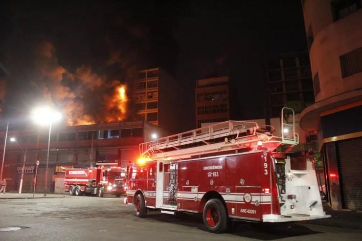 Incêndio atinge prédio na 25 de Março, no Centro de SP — Foto: WILLIAN MOREIRA/FUTURA PRESS/ESTADÃO CONTEÚDO