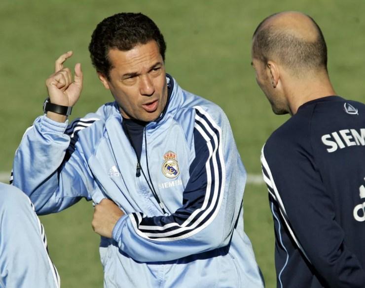 Vanderlei Luxemburgo conversa com Zidane durante o seu período como técnico do Real Madrid em 2005 (Foto: AP )