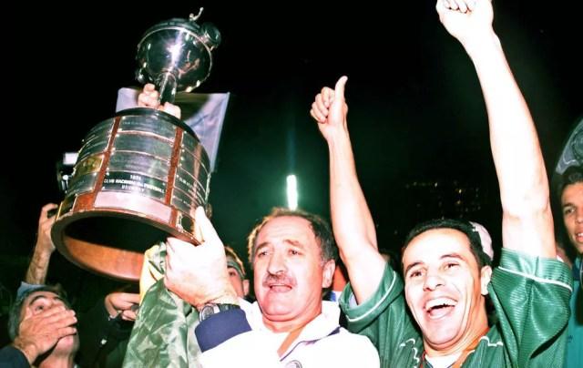 Felipão ergue a taça da Libertadores de 1999 pelo Palmeiras — Foto: Arquivo / Agência Estado