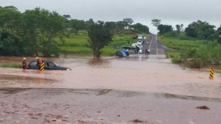 Trecho de rodovia em Itapura ficou coberto pela água e a via precisou ser interditada na manhã desta quarta-feira (31) (Foto: Arquivo Pessoal )