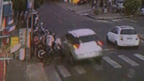 Carro atingiu motociclistas que estavam parados em frente ao supermercado em Rio Preto (Foto: Reprodução/TV TEM)