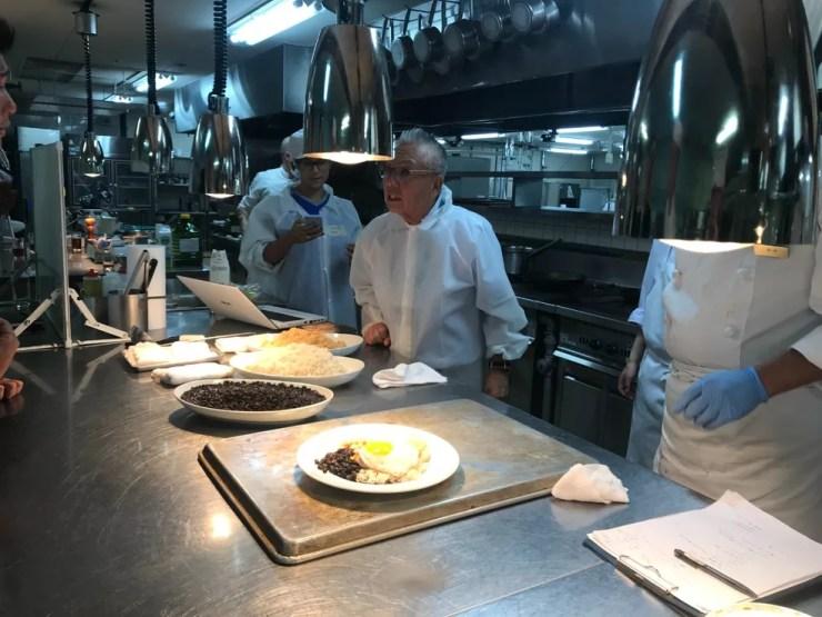 Cozinheiros japoneses receberam aula de como preparar comida brasileira — Foto: Divulgação/COB