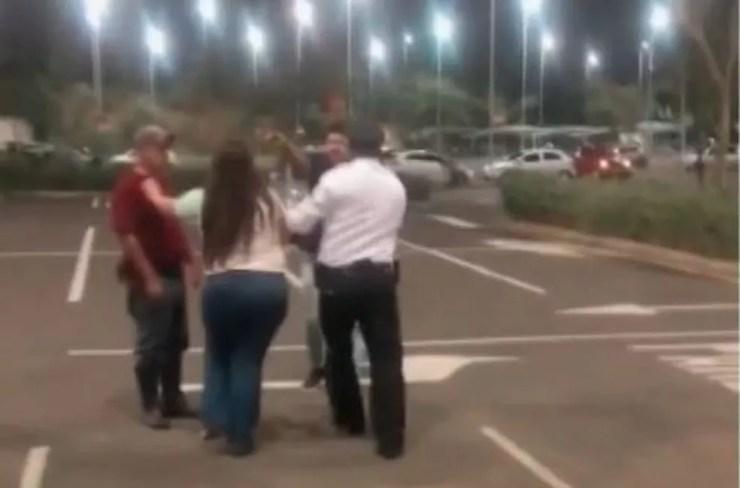 Funcionários do Shopping Parque das Bandeiras detêm mulher após ofensa racial a jovem, em Campinas — Foto: Reprodução/EPTV