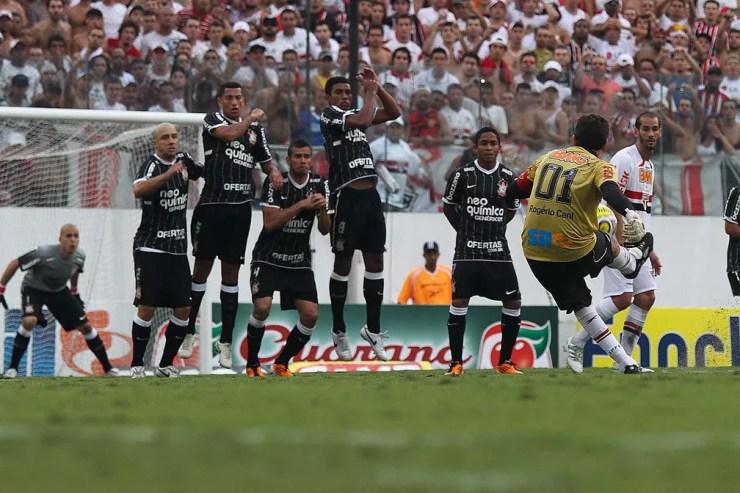 Rogério Ceni na falta que originou o gol 100 pelo São Paulo — Foto: Luiz Pires Dias / VIPCOMM