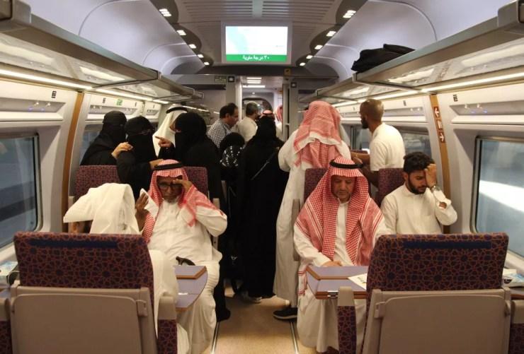 Passageiros no trem de alta velocidade inaugurado nesta quinta-feira (11) na Arábia Saudita — Foto: Bandar al Bandani/AFP