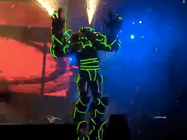 Gusttavo Lima coloca robô no palco e comanda pick-up na Arena de Barretos, SP (Foto: Reprodução)