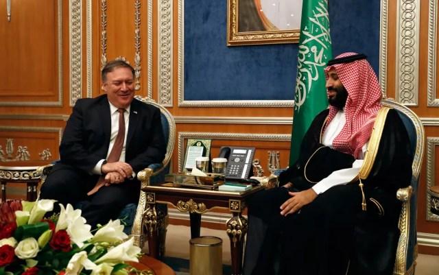 O secretário de Estado dos EUA, Mike Pompeo, durante encontro com o príncipe herdeiro Mohamed bin Salman, em Riad, na Arábia Saudita, na terça-feira (16) — Foto: Leah Millis/Pool/AFP