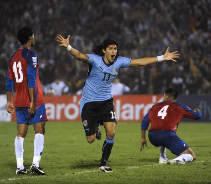 Loco Abreu comemora gol contra a Costa Rica, em 2010 — Foto: AFP