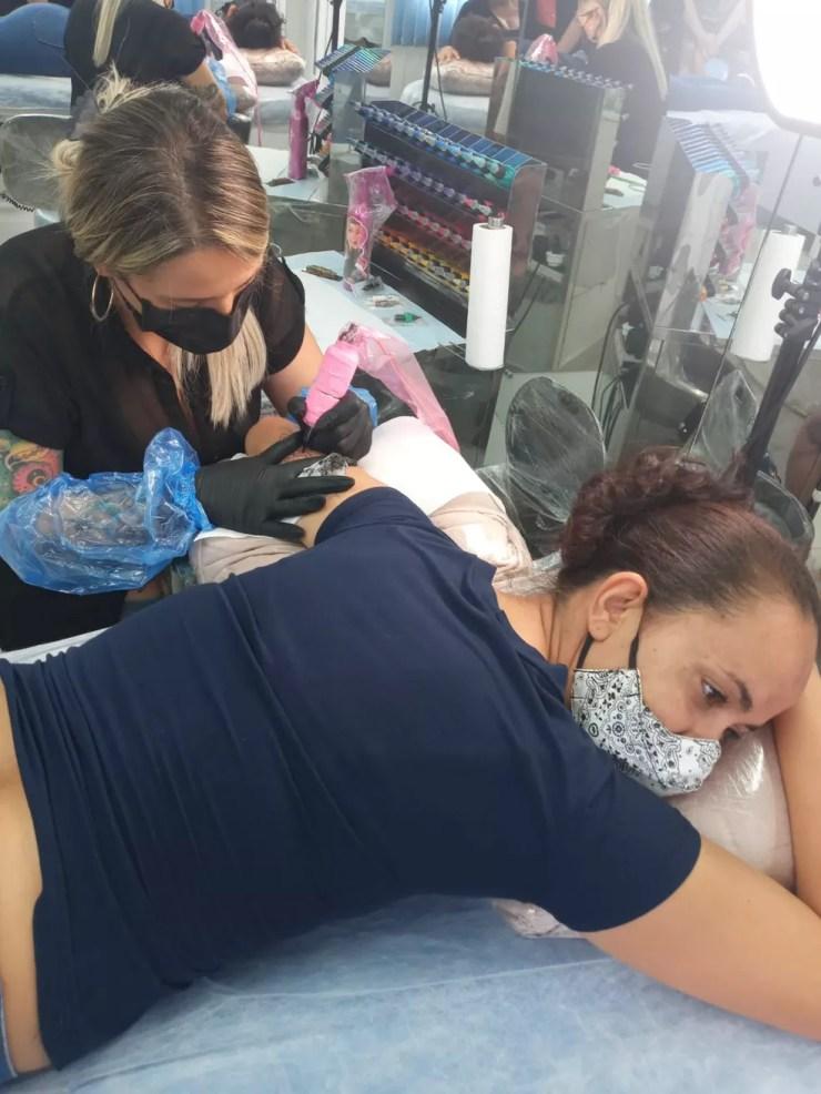 Talita sendo tatuada por Karlla Veloso  — Foto: Divulgação/Projeto We Are Diamonds