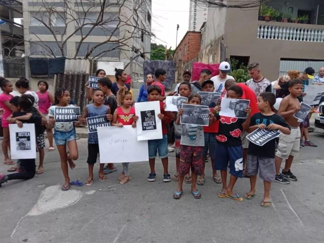 Homenagem a Gabriel Araújo no Morro do Piolho, Zona Sul de SP  — Foto: Rede de Proteção e Resistência Contra o Genocídio e Mochileiros de Cristo