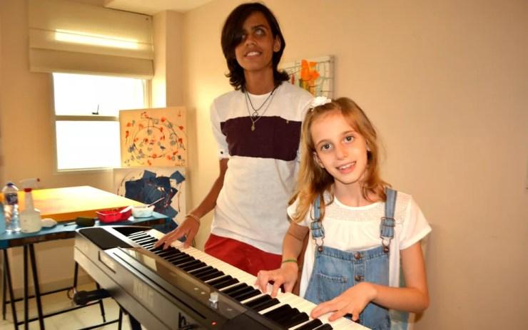 Com deficiência visual, Vinícius toca teclado para inspirar a artista Sofia nas suas criações, em Campinas (Foto: Patrícia Teixeira/G1)
