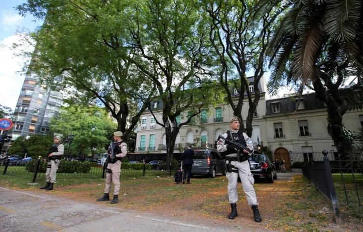 Guardas fazem a segurança da embaixada da Arábia Saudita em Buenos Aires — Foto: Agustin Marcarian/Reuters