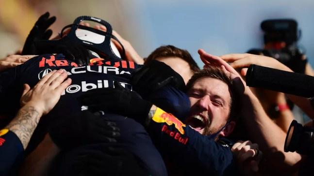 Max Verstappen comemora a vitória no GP dos Estados Unidos com a equipe RBR nos boxes — Foto: Mario Renzi/F1 via Getty Images