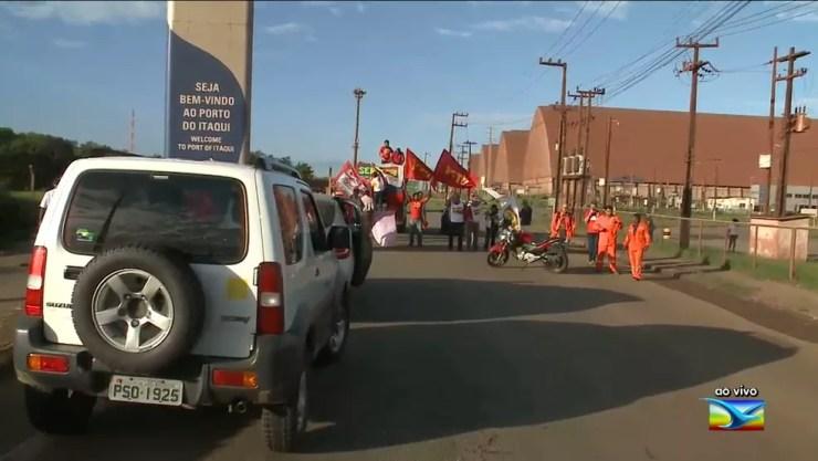 Manifestantes interditaram os quatro acessos ao Porto do Itaqui (Foto: Reprodução/TV Mirante)