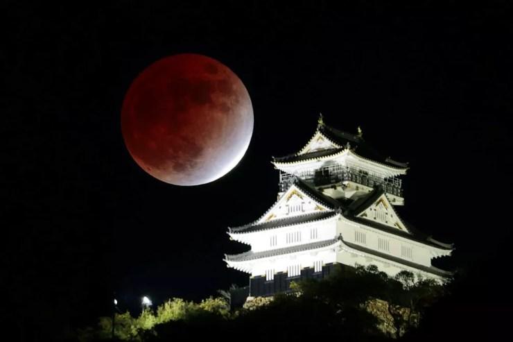 Eclipse lunar observado no Japão — Foto: Kyodo / via Reuters