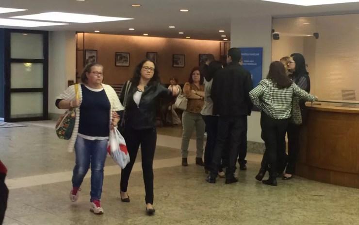 Filha de Paulo Silvino chegou ao velório pouco antes da 9h (Foto: Fernanda Rouvenat / G1)