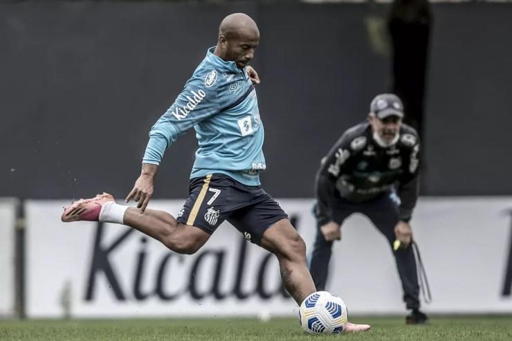Carlos Sánchez é uma das armas do Santos para duelo contra o Libertad — Foto: Ivan Storti/Santos FC